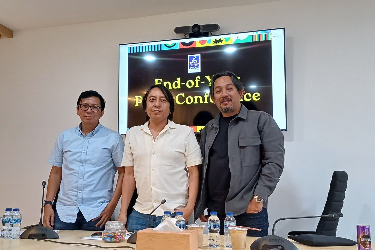 Pengurus WAMI (kiri ke kanan) Seno, Adi Adrian, dan Makki dalam konferensi pers WAMI di kantor daerah Pancoran, Jakarta Selatan, Rabu (18/12/2024).