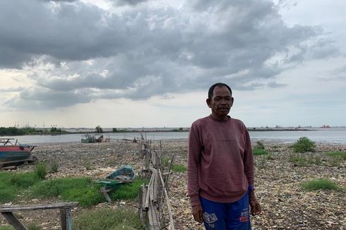 Lautan Sampah di Pesisir Marunda Kepu, Perahu Nelayan Bersandar di Tumpukan