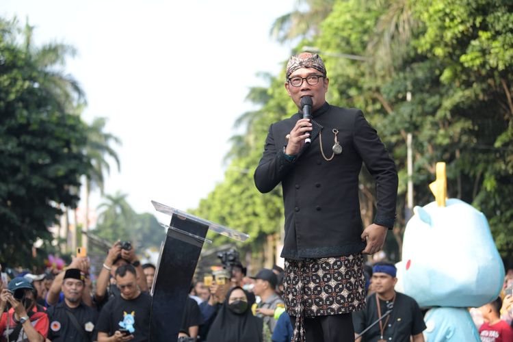 Gubernur Jawa Barat (Jabar) Ridwan Kamil menghadiri Helaran Pawai Budaya Hari Jadi Ke-541 Kota Bogor di Jalan Sudirman, Kota Bogor, Minggu (4/6/2023).