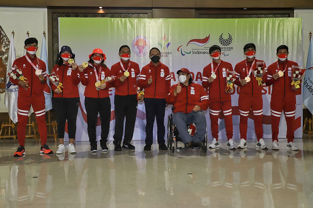 Menpora Zainudin Amali (tengah) bersama Ketua National Paralympic Committee (NPC) Indonesia Senny Marbun (keempat kanan) berfoto bersama para peraih medali saat penyambutan kedatangan kontingen Paralimpiade Indonesia di Bandara Internasional Soekarno Hatta, Tangerang, Banten, Selasa (7/9/2021). Kontingen Indonesia berhasil membawa pulang sembilan medali pada Paralimpiade Tokyo 2020.