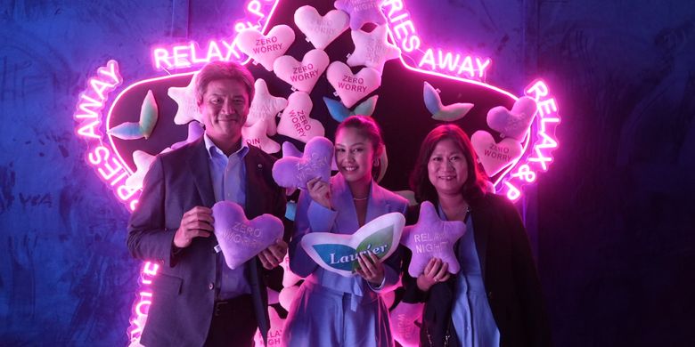 Peluncuran instalasi Laurier X Aku Naura di Wonderlab Exhibition ? Grand Indonesia yang dihadiri oleh President Direktur Kao Indonesia, Naoki Yoshigai, VP Marketing Susilowati dan Vanesha Prescilla selaku Brand  Ambassador Laurier (25/6/2024).