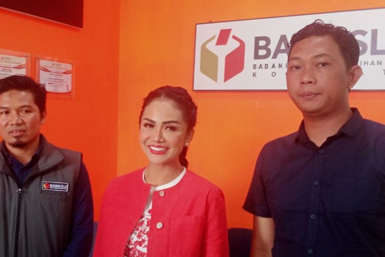 Penyanyi dan Caleg DPR RI, Krisdayanti (tengah) saat diwawancarai awak media di Kantor Badan Pengawas Pemilu (Bawaslu) Kota Batu di Jawa Timur pada Rabu (14/2/2024), sore. 