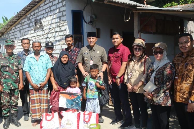 Pj Bupati Bangkalan Arief M Edie bersama staf dari Kesekretariatan Presiden mengunjungi kediaman Yazid Al-Bustomy di Desa Sukolilo Barat, Kecamatan Labang, Kabupaten Bangkalan, Jawa Timur, untuk memberikan sejumlah bantuan, Kamis (29/8/2024).