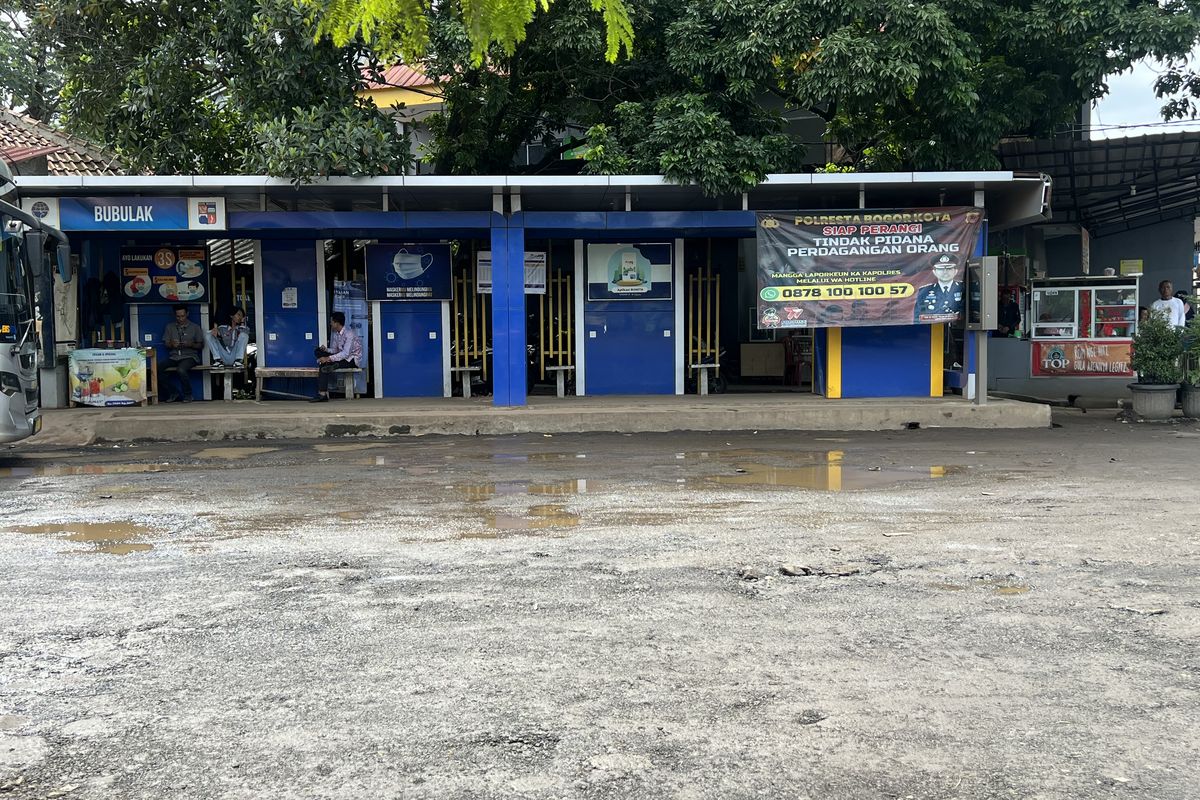 Jalan di Terminal Bubulak Bogor kembali digenangi air setelah ditambal sementara pakai aspal bekas, Senin (22/1/2024).