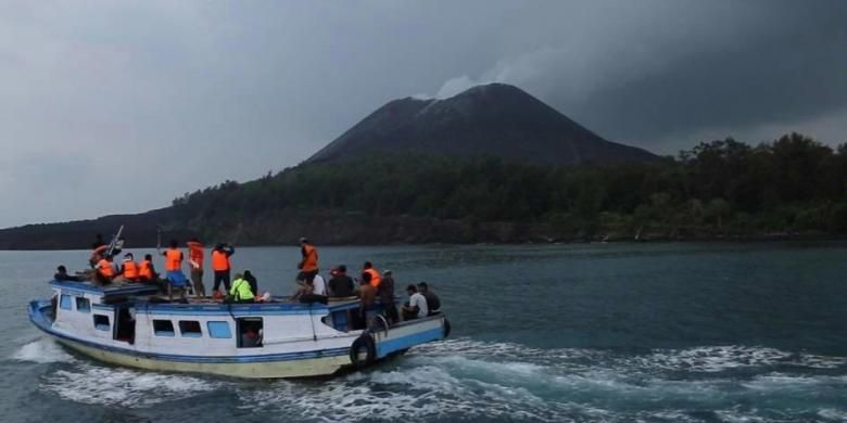 Komunitas Geotrek Mata Bumi mengelilingi Gunung Anak Krakatau menggunakan perahu di Selat Sunda, 7 Juni 2015. Mereka menuju kompleks Gunung Anak Krakatau, untuk berwisata sekaligus belajar bersama tentang geologi dan geografi.