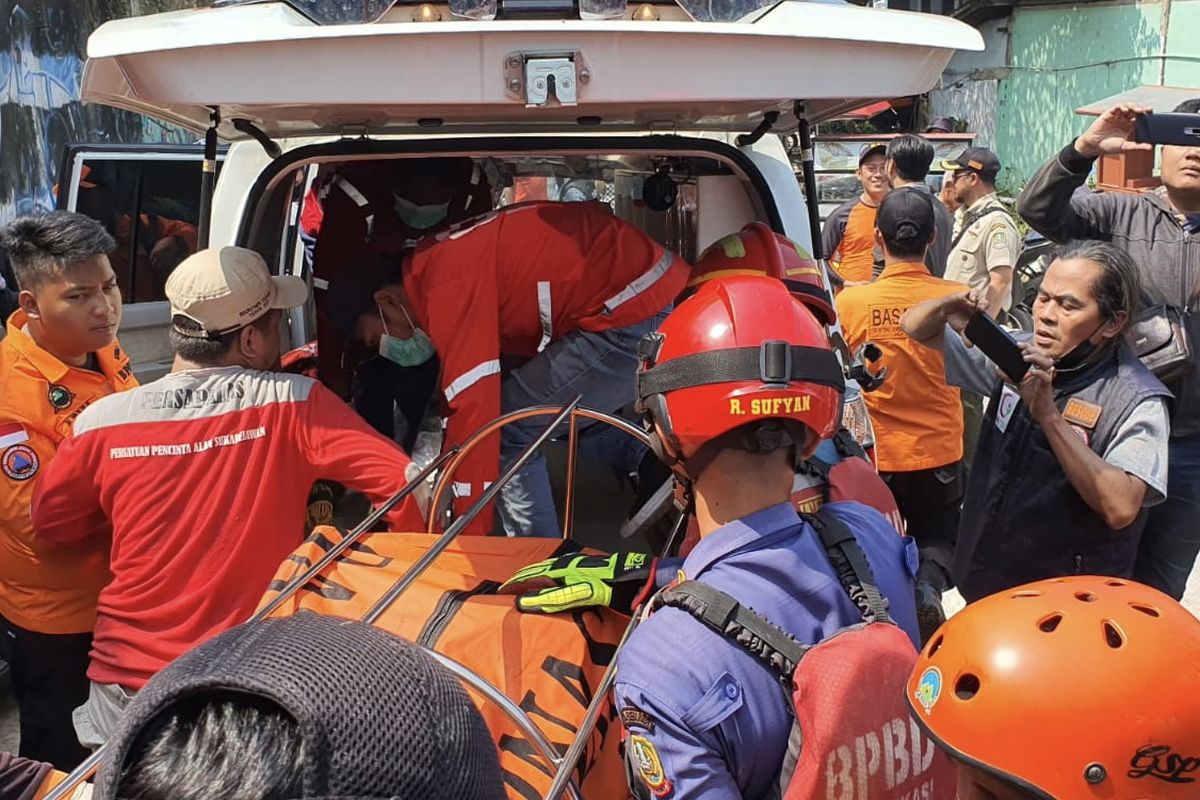 Seorang pria nekat melompat ke Kali Bekasi, di Kelurahan Sepanjang Jaya, Kecamatan Rawalumbu, Kota Bekasi, Senin (31/7/2023) pagi. Tim SAR langsung membawa korban ke ambulance untuk proses identifikasi di Rumah Sakit Umum Daerah (RSUD).