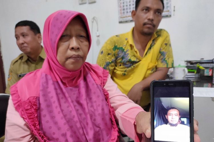 Warga Kota Tegal, Jawa Tengah, Daenah Zaenab menunjukan foto anaknya semasa hidup sebelum meninggal karena kecelakaan saat merantau menjadi buruh migran di Kota Johor Bahru Malaysia, Senin (2/3/2020)