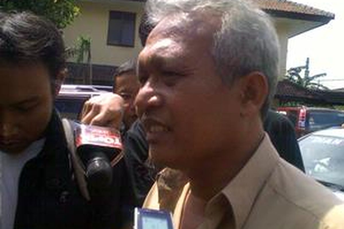 Awal Purwono mengatakan keluarga menerima kematian Saptono yang tewas dalam penggrebekkan oleh Densus 88 Anti Teror, Rabu (12/5/2010).