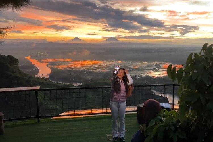 Utusan Khusus Presiden RI Bidang Pariwisata, Zita Anjani saat menikmati sunrise di Sagara View of Karangbolong Kebumen, Sabtu (3/5/2025)