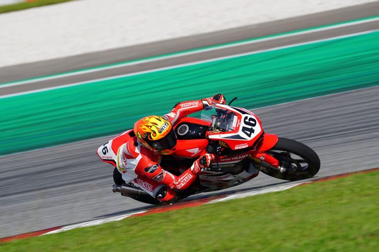 Pebalap Astra Honda Racing Team (AHRT), Herjun Atna Firdaus meraih kemenangan pada balapan pertama Round 2 Asia Road Racing Championship (ARRC) kelas Asia Production 250cc (AP250) di Sirkuit Sepang, Malaysia, Sabtu (13/5/2023). 