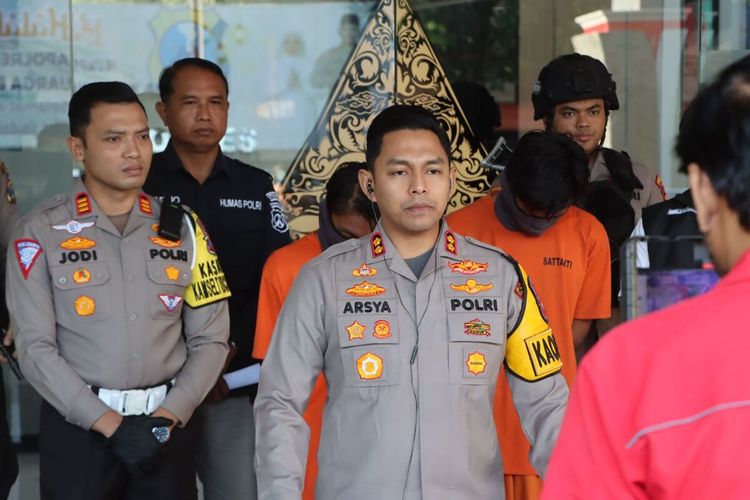 Polisi tulungagung menetapkan sopir dan kernet Bus Puspa Jaya sebagai tersangka. Keduanya diketahu memiliki dan positif natkotika kenis sabu serta ganja, Senin (15/04/2024).