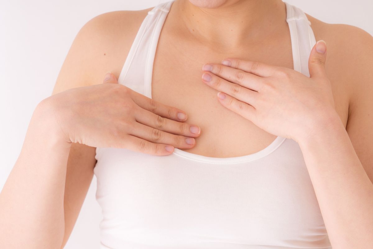 Sebagian wanita mencari cara mengecilkan payudara karena sejumlah alasan. Misalnya, karena ketidaknyamanan.