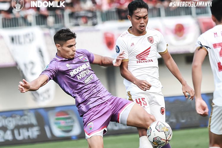 Penyerang Persita Tangerang, Ramiro Fergonzi (kiri), dibayangi pemain PSM Makassar, Akbar Tanjung, dalam dalam pertandingan pekan ke-30 Liga 1 2022-23 di Stadion Stadion Indomilk Arena, Tangerang, Senin (13/3/2023). 
