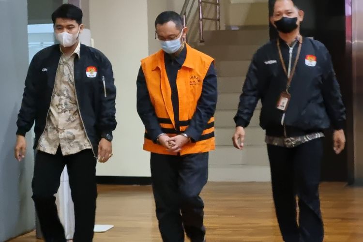 Mantan Kepala Bea dan Cukai Makassar Andhi Pramono akhirnya mengenakan rompi oranye bertuliskan Tahanan Komisi Pemberantasan Korupsi (KPK), Jumat (7/7/2023).