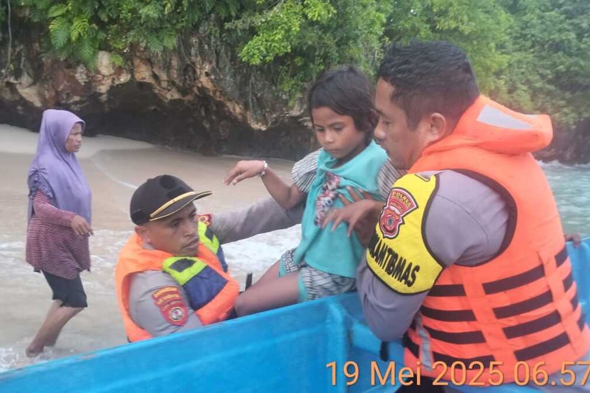Kapolsek Leksula bersama anggotanya sedang mengevaluasi korban perahu ketinting yang terdampar di Pulau Talang, Kabupaten Buru Selatan Maluku, Senin pagi (19/5/2025).