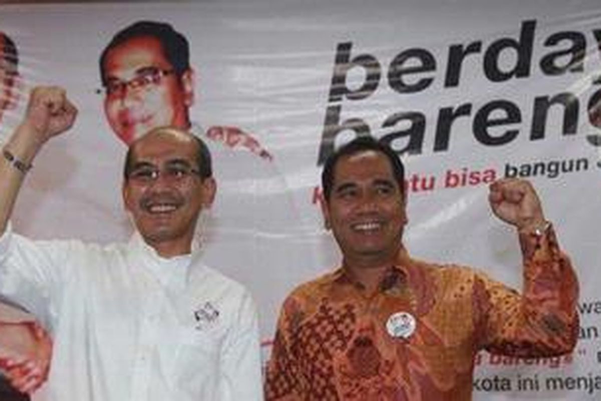Pasangan bakal calon gubernur DKI Jakarta dan wakilnya, Faisal Basri (kiri) dan Biem Benjamin, mengepalkan tangannya saat deklarasi pasangan tersebut di Gedung Joang 45, Jakarta Pusat, Jumat (7/10/2011). Pasangan tersebut akan maju sebagai calon gubernur lewat jalur independen.