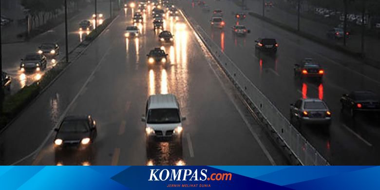  Menyalakan  Lampu Hazard Saat  Hujan  Lebat Justru Berbahaya 