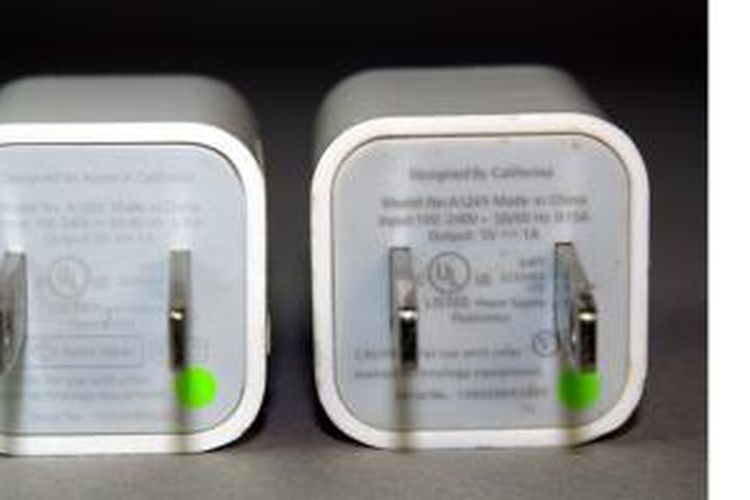 Perbedaan charger iPhone asli (kiri) dengan yang palsu