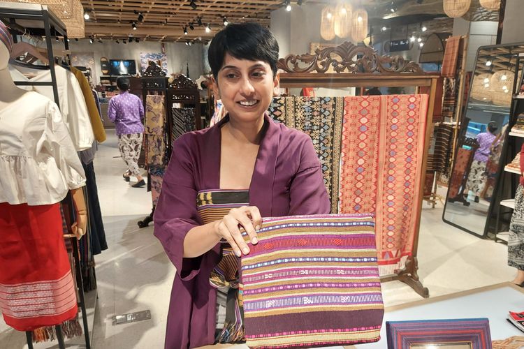 Chief Executive Officer Torajamelo, Aparna Bhatnagar Saxena menunjukkan salah satu kain tenun lokal.