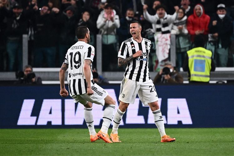 Federico Bernardeschi melakukan selebrasi bersama rekan setimnya di Juventus, Leonardo Bonucci, usai menjebol gawang Fiorentina pada laga leg kedua semifinal Coppa Italia 2021-2022 di Stadion Allianz, 20 April 2022.