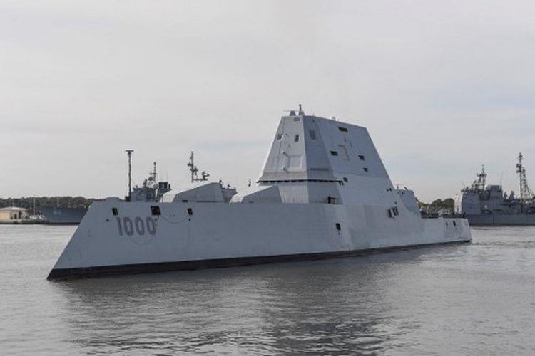 Kapal perusak berpeluru kendali USS Zumwalt (DDG 1000) transit di Naval Station Mayport Harbour dalam perjalanannya ke pelabuhan di Jacksonville, Florida pada 25 Oktober 2016. 