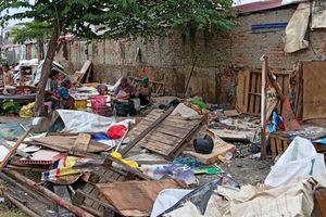 Curhat Warga Pinggir Rel Senen, Tak Bisa Tidur Tahu Rumah Akan Digusur