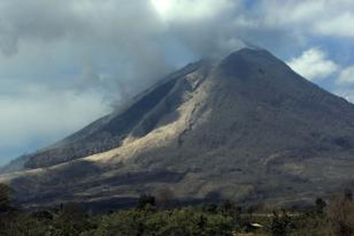 Tumpukan material vulkanik Gunung Sinabung terlihat dari Desa Tiga Kicat, Karo, Sumut, Selasa (04/2/2014). Erupsi Gunung Sinabung yang disertai luncuran awan panas pada 1 Februari, mengakibatkan 15 orang meninggal dunia di Desa Sukameriah yang berjarak 2,5 km dari Gunung Sinabung. 