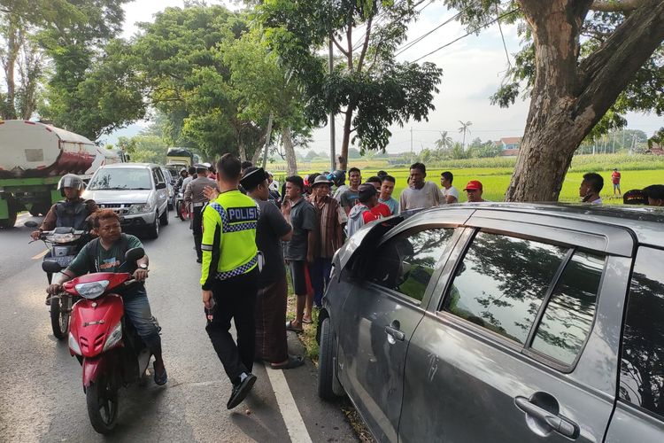 Mobil Daihatsu Sigra menabrak pohon di Jalan Desa Klatakan, Kecamatan Kendit, Kabupaten Situbondo, Provinsi Jawa Timur pada Jumat (23/2/2024). Satu penumpang tewas dan sopir luka.