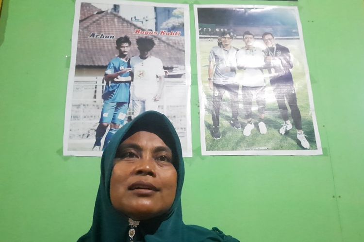 Surati (44), ibunda seorang pesepakbola nasional Pratama Arhan saat ditemui kompas.com di Desa Sidomulyo, Kecamatan Banjarejo, Kabupaten Blora, Rabu (15/12/2021)