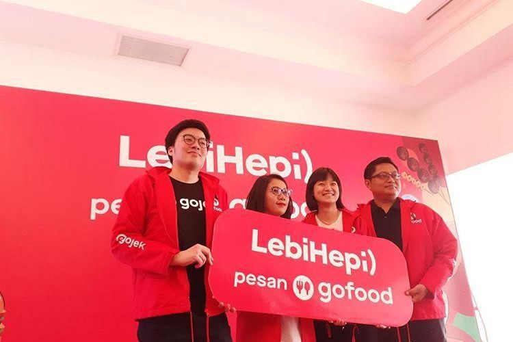 Chief Food Officer Gojek, Catherine Hindra Sutjahyo (kedua kanan) berfoto bersama dalam acara LebiHepi Gofood di Jakarta, Selasa (11/2/2020).