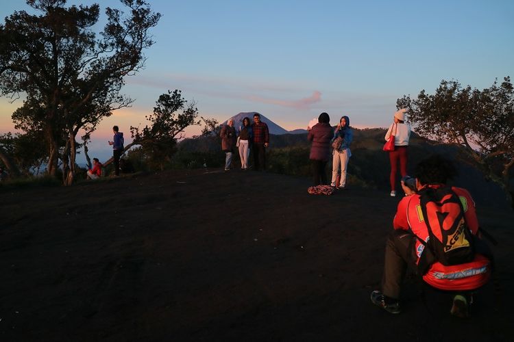 Wisatawan tengah mengabadikan momen-momen matahari terbit berlatar belakang Gunung Semeru dari Puncak B29, Desa Argosari, Kecamatan Senduro, Kabupaten Lumajang, Jawa Timur, Selasa (11/4/2017). Pemandangan yang ditawarkan dari Puncak B29 adalah Gunung Bromo, Batok, Lemongan, Raung, Semeru, dan Argopuro.