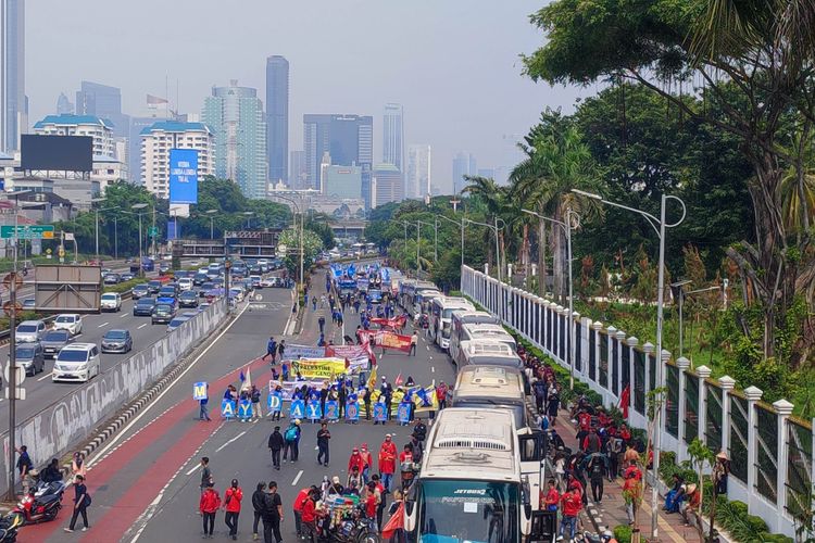 Massa Aksi Hari Buruh Longmarch dari TVRI ke Gedung DPR, Suarakan Sejumlah Tuntutan    