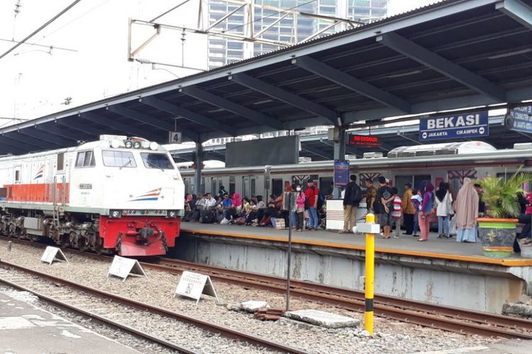 Kondisi Stasiun Bekasi yang sempat memberludak karena ada kereta anjlok, Bekasi, Selasa (3/10/2017).