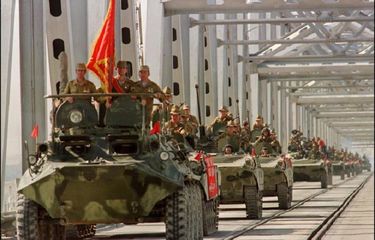 Konvoi kendaraan lapis baja pasukan Uni Soviet melintasi jembatan di perbatasan Soviet-Afghanistan saat mereka memutuskan menarik diri dari Afghanistan di Termez, Uzbekistan, pada 21 Mei 1988.