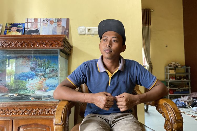 Heru Apriangga (30), tukang bangunan yang berhasil selamat pulang ke rumahnya di Blok Bungkul Barat Desa Bojongsari, Kecamatan/Kabupaten Indramayu, Jawa Barat usai bencana banjir bandang di Aceh saat ditemui di rumahnya, Minggu (14/12/2025)