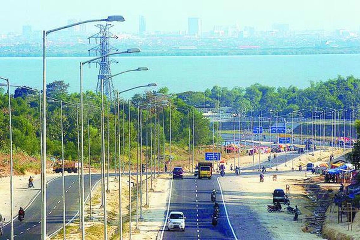 Akses menuju Jembatan Suramadu di sisi Madura, di Desa Sukolilo, Kecamatan Labang Bangkalan, Jawa Timur, Rabu (15/7). Dibutuhkan lahan minimal 500 hektar untuk menjadikan kawasan ekonomi khusus (KEK) di sekitar Suramadu. Dengan terbentuknya KEK akan mempercepat pengembangan ekonomi di Madura dan sekitarnya.