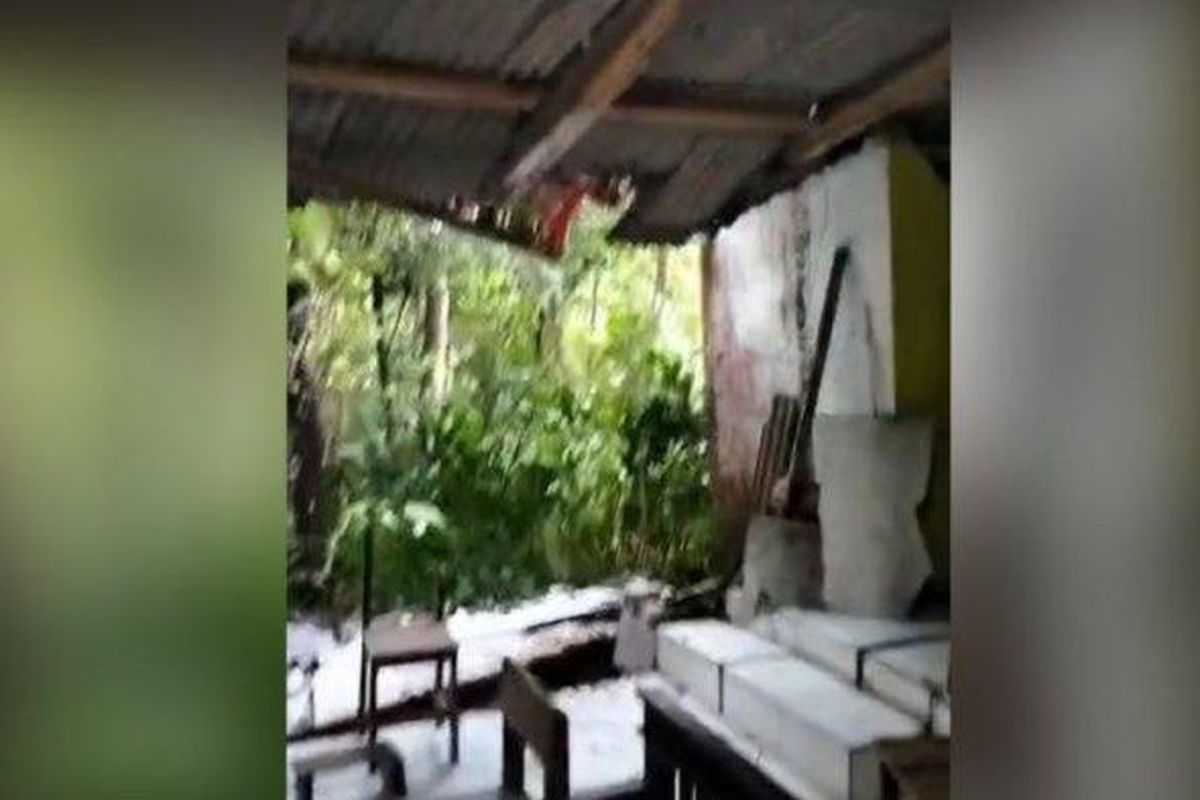 Gempa bumi dengan magnitudo 6,4 di wilayah selatan Kabupaten Garut menyebabkan dinding SDN 1 Jatiwangi Pakenjeng ambruk, Sabtu (3/12/2022)