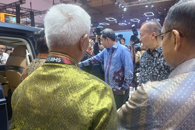 Menteri Perindustrian Republik Indonesia (RI) Agus Gumiwang Kartasasmita di booth Denza IIMS 2025