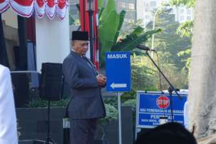 Ketua KPK Agus Rahardjo memimpin upacara peringatan HUT RI ke-71 di gedung KPK, Jakarta, Rabu (17/8/2016).