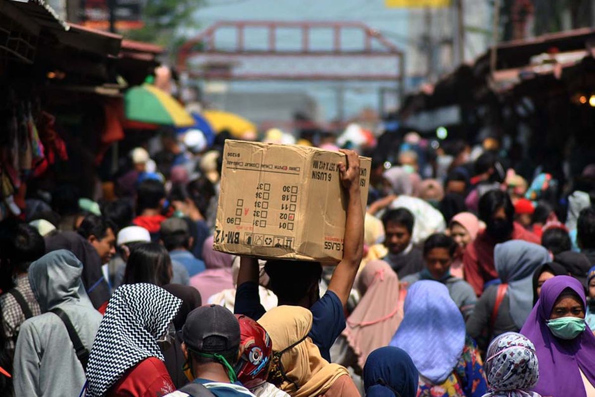 Ratusan warga memadati pasar tradisional di jalan Pedati, Kota Bogor, Jawa Barat, Kamis (23/4/2020). Pasar tradisional tersebut dipadati warga yang berbelanja kebutuhan pokok untuk persiapan jelang bulan Ramadhan 1441 H tanpa mematuhi aturan penggunaan masker, berkerumun dan jaga jarak aman di tengah wabah pandemi virus corona (Covid-19).