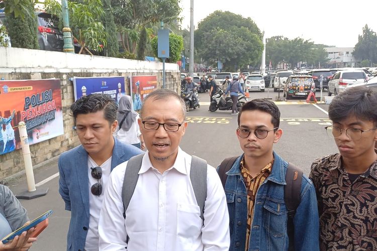 Ayah Sultan Rif'at, Fatih (tengah) bersama dengan kuasa hukumnya Tegar Putuhena (kiri), melapor ke Mapolda Metro Jaya, Rabu (2/8/2023).