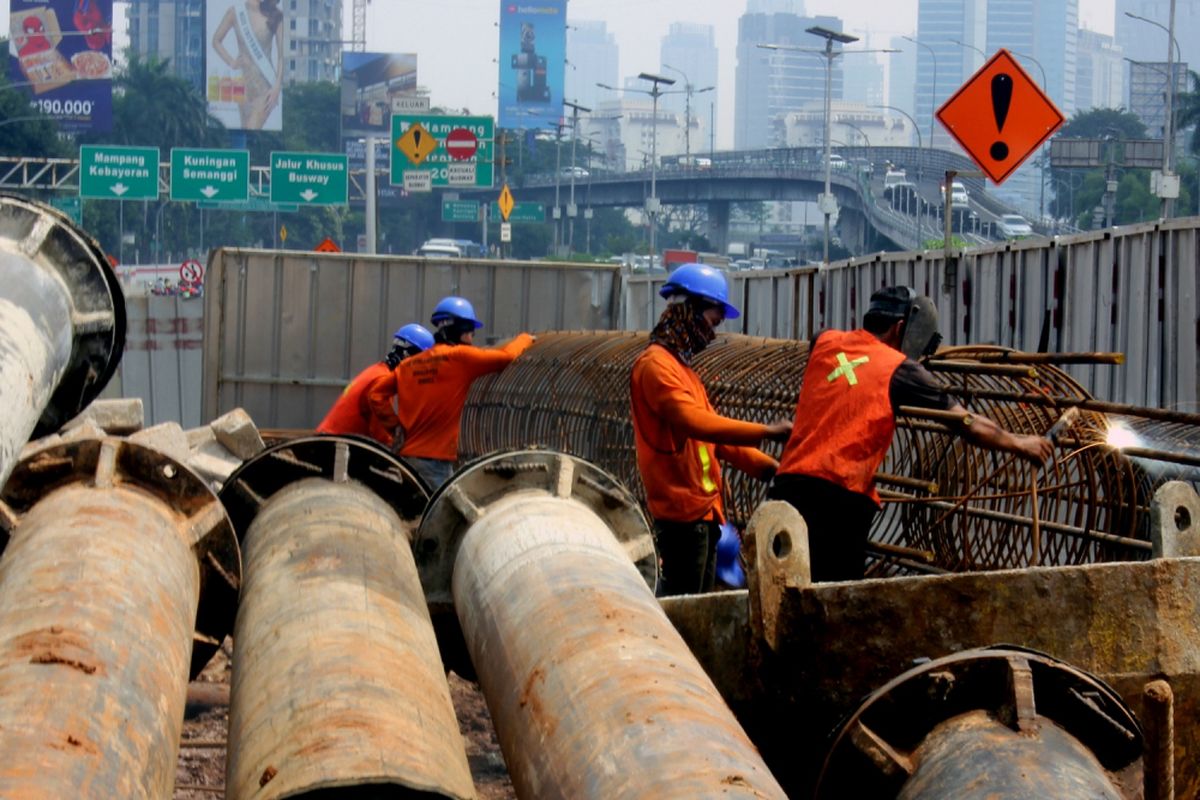 Pekerja menyelesaikan proyek LRT di kawasan Gatot Subroto, Jakarta Selatan, Jumat (21/7/2017). Menhub Budi Karya Sumadi meminta penyelesaian proyek tersebut dipercepat dari sebelumnya Desember 2018 menjadi Juni 2018 guna mendukung pelaksaan Asian Games 2018. ANTARA FOTO/Achmad Dendy Purwanto/aww/17.