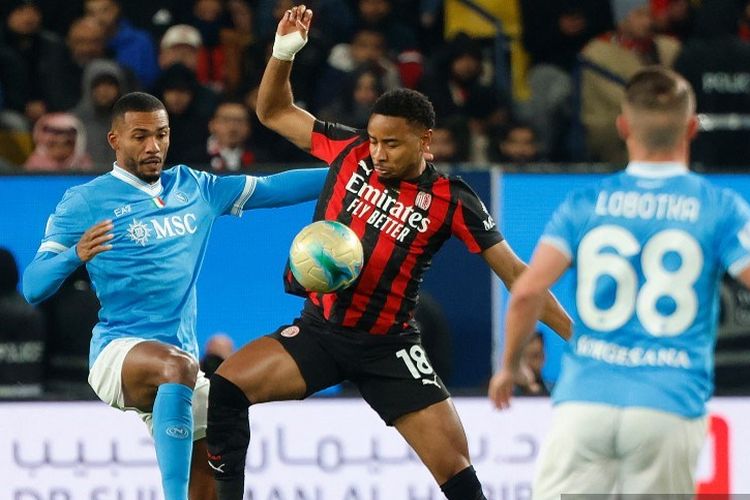 Christopher Nkunku dibayangi Juan Jesus dalam pertandingan semifinal Piala Super Italia antara SCC Napoli dan AC Milan di Stadion Universitas King Saud di Riyadh pada 18 Desember 2025. (Foto oleh Fayez Nureldine / AFP)