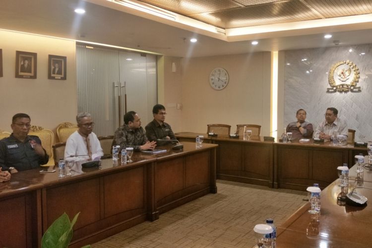 Terpidana kasus pelanggaran Undang-Undang Informasi dan Transaksi Elektronik (ITE) Buni Yani menemui Wakil Ketua DPR Fahri Hamzah dan Fadli Zon di gedung Nusantara III, Kompleks Parlemen, Senayan, Jakarta, Jumat (1/2/2019). 