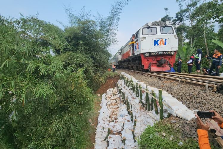 Jalur KA Cibeber–Lampegan Kembali Normal Usai Longsor, KA Siliwangi Sudah Melintas
