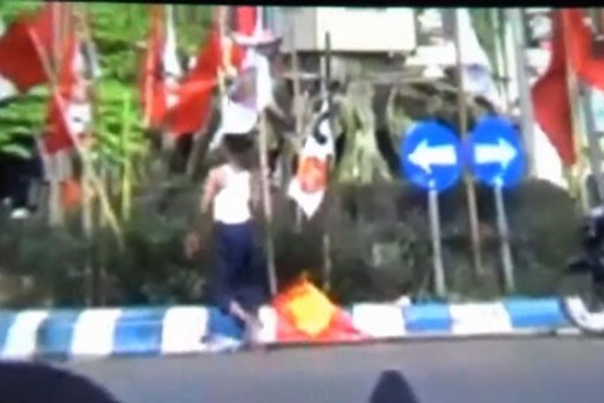 Video pengerusakan dan pembakaran sejumlah bendera partai beredar di media social di Kabupaten Magetan. Pelaku ternyata orang dengan gangguan jiwa.