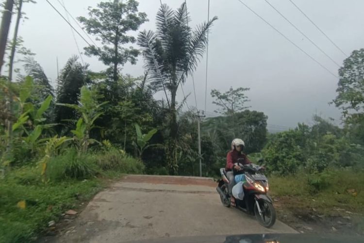 Jalan menuju Curug Citambur dari arah Jalan Raya Patengan, Rancabali, Jawa Barat, Jumat (28/4/2023).