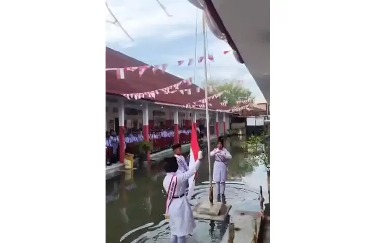 Banjir Rob Setinggi Betis, Siswa SD di Belawan Tetap Kibarkan Merah Putih