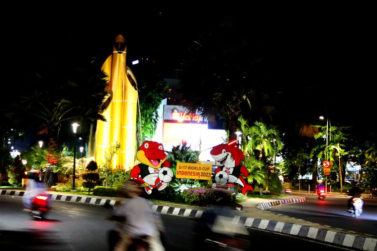 Ornamen Piala Dunia U17 2023 Indonesia yang menghiasi kota di depan monument Bambu Runcing Surabaya, Jawa Timur, Sabtu (28/10/2023) malam.