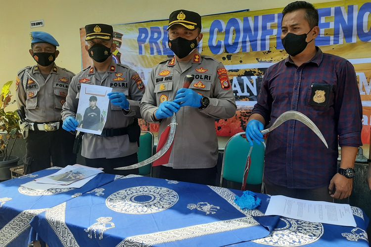 Kapolres Sleman AKBP Ach Imam Rifai saat menunjukan barang bukti senjata tajam jenis celurit yang berhasil diamankan dari dua orang pemuda.